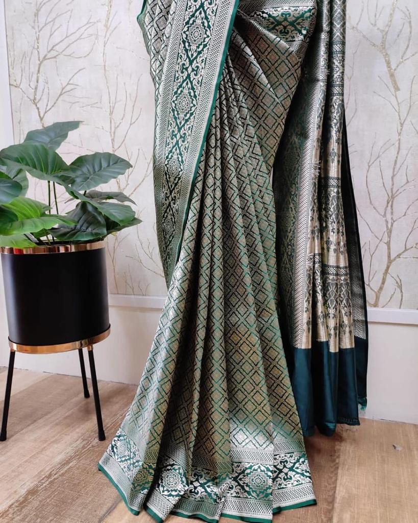 Liklee Green Bewitching Soft Silk Saree with Classic Blouse Piece