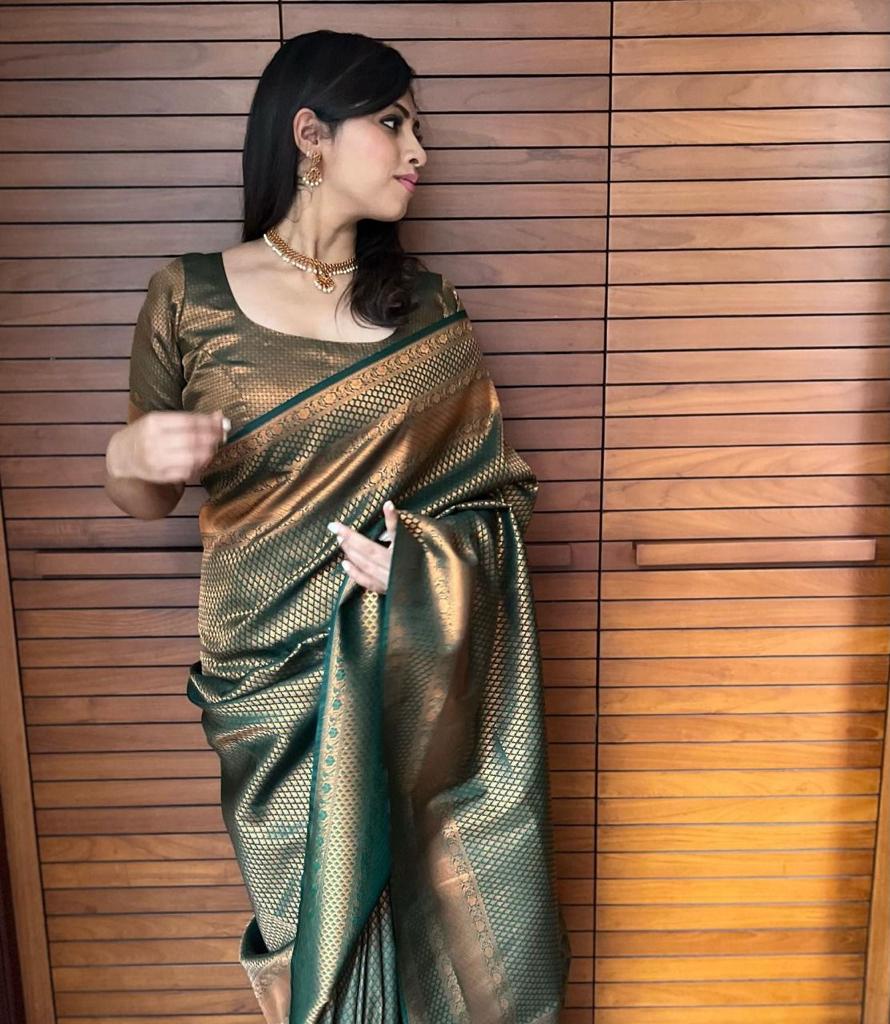 Liklee Green colored Soft Silk Saree With Lovely Blouse Piece