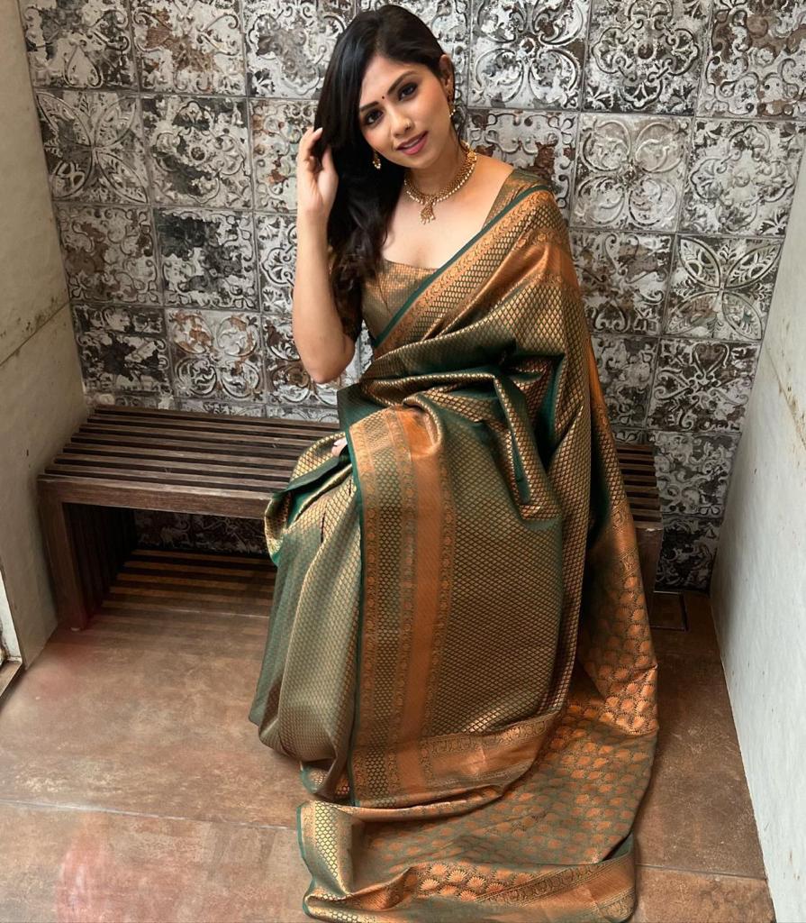 Liklee Green colored Soft Silk Saree With Lovely Blouse Piece