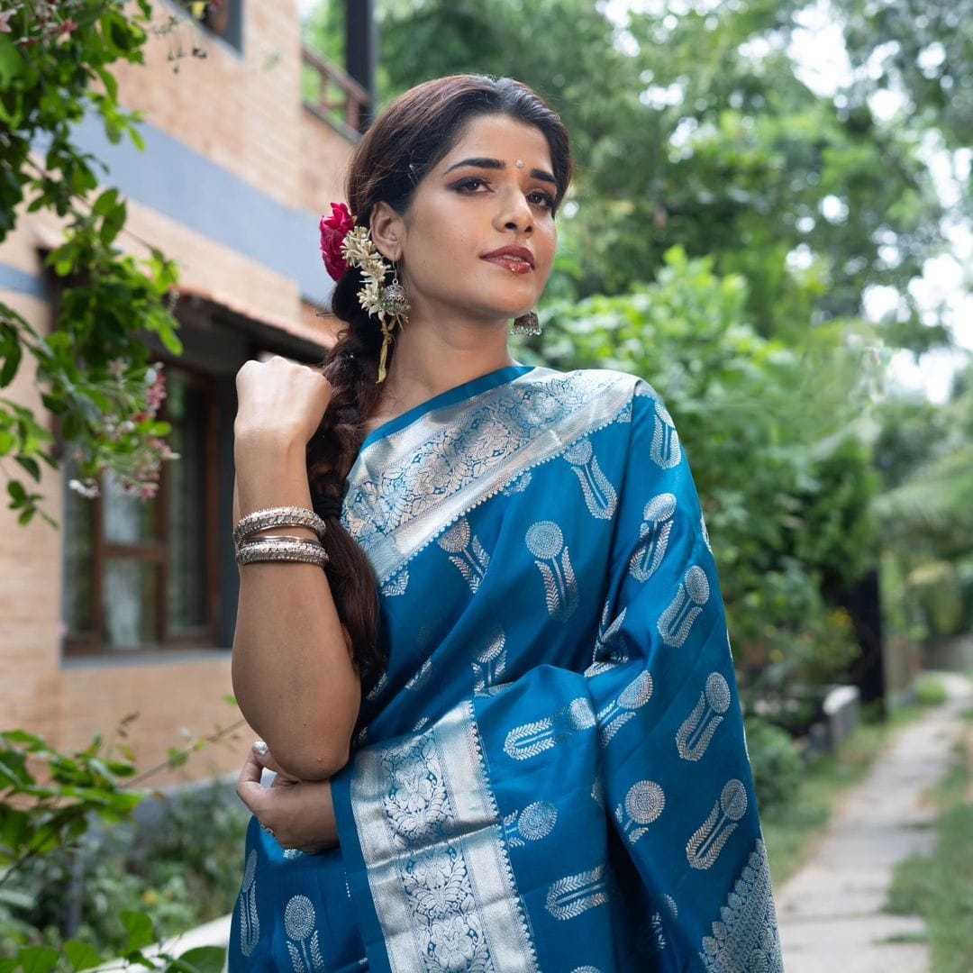 Liklee Blue Bewitching Soft Silk Saree with Classic Blouse Piece