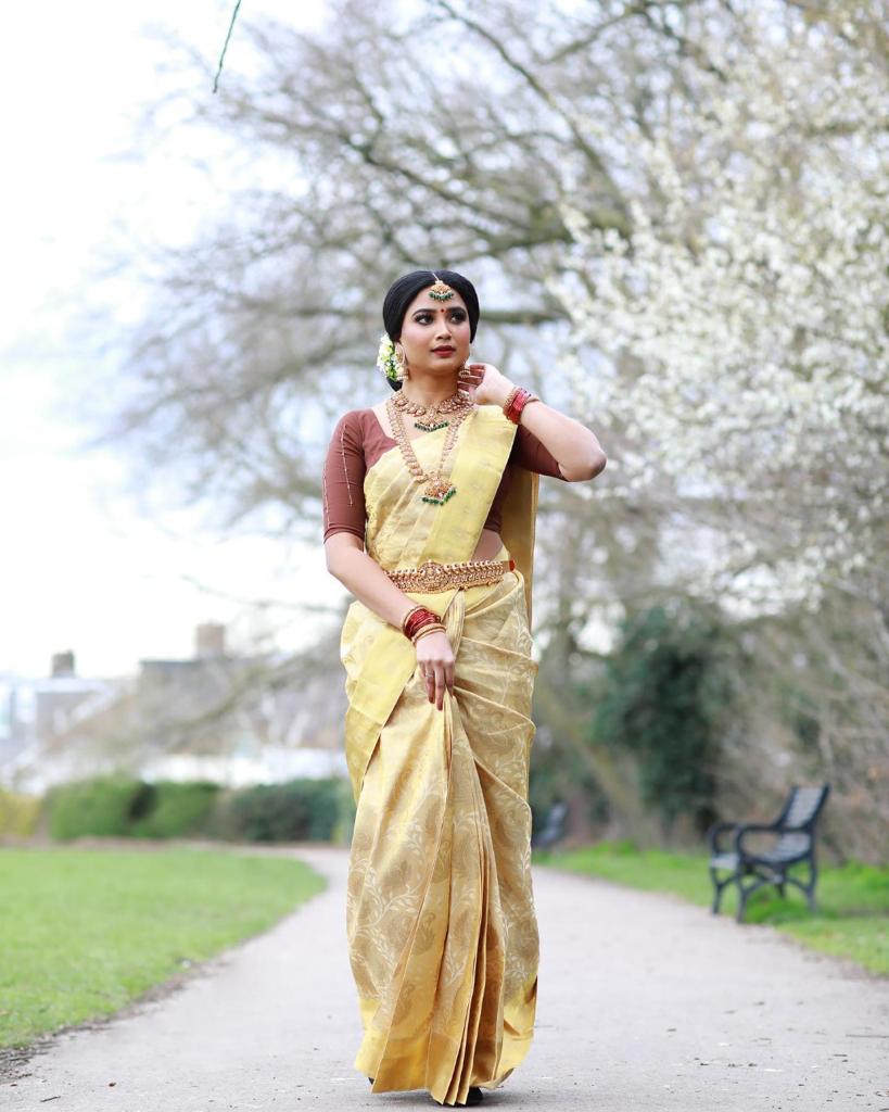 Liklee Yellow colored Soft Silk Saree With Lovely Blouse Piece