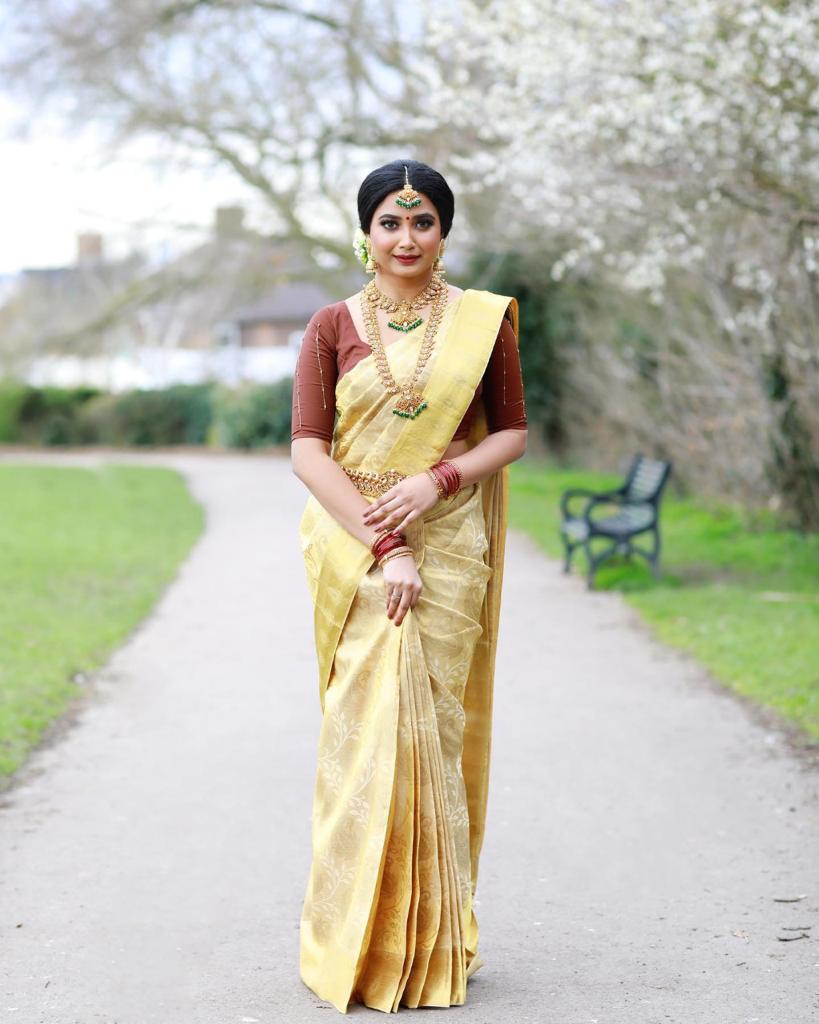 Liklee Yellow colored Soft Silk Saree With Lovely Blouse Piece