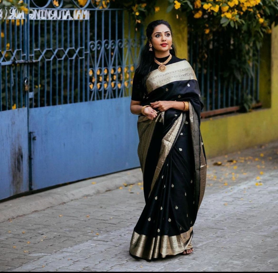 Liklee Black Bewitching Soft Silk Saree with Classic Blouse Piece