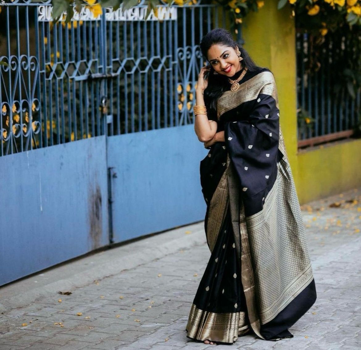 Liklee Black Bewitching Soft Silk Saree with Classic Blouse Piece