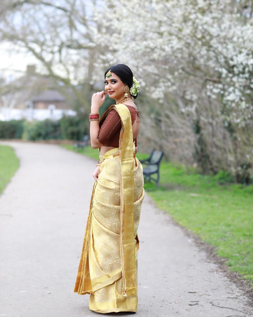 Liklee Yellow colored Soft Silk Saree With Lovely Blouse Piece