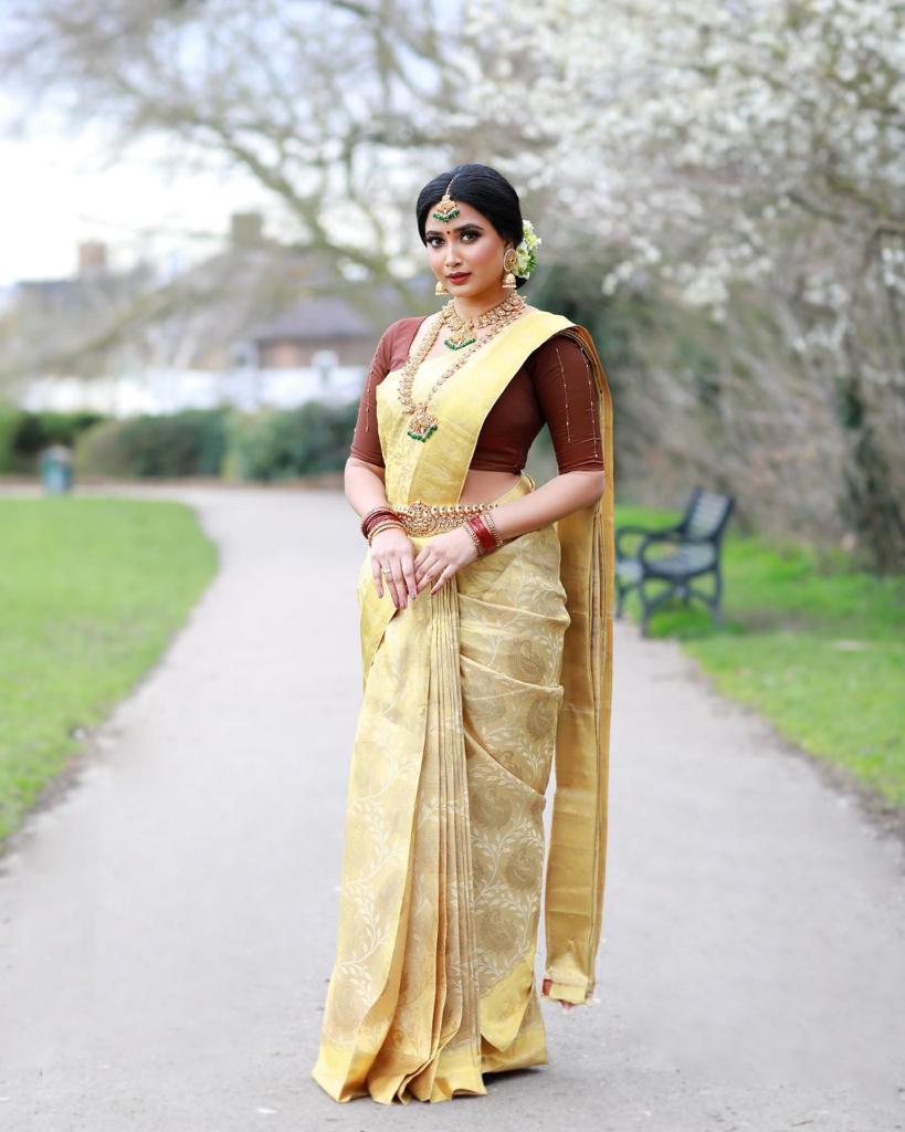 Liklee Yellow colored Soft Silk Saree With Lovely Blouse Piece