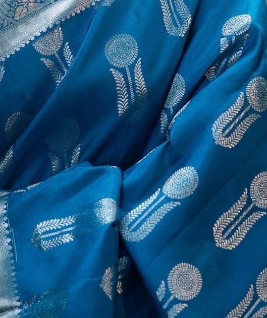 Liklee Blue Bewitching Soft Silk Saree with Classic Blouse Piece