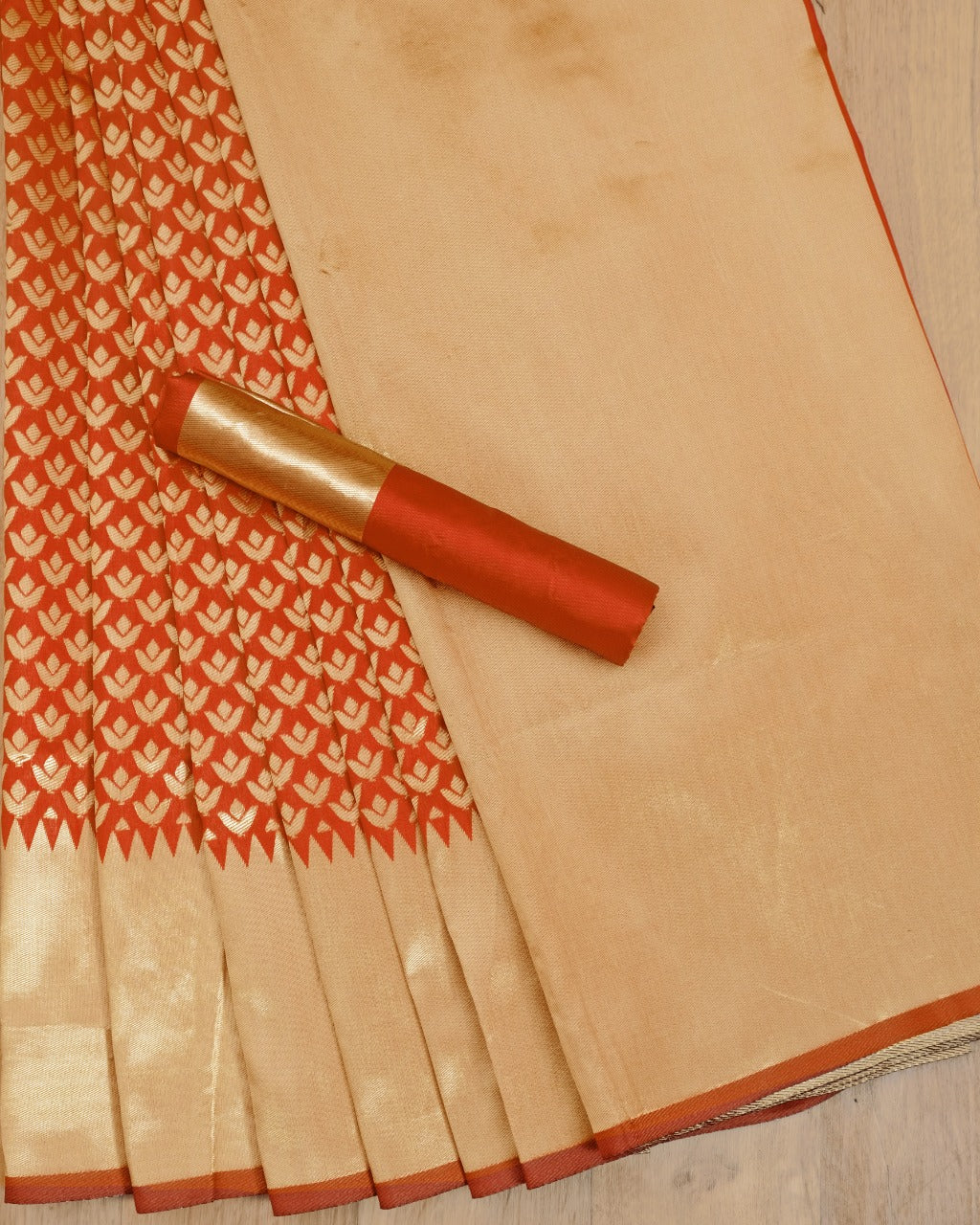 Red Soft Silk Saree With Vestigial Blouse Piece