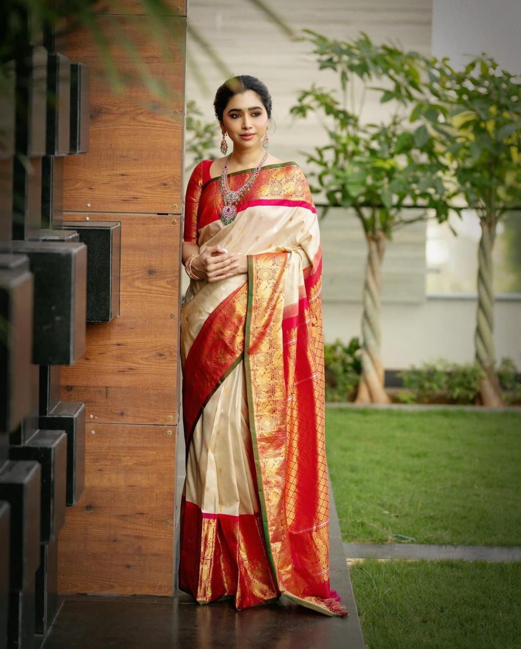 Liklee Creme Women's Silk Weaving Jacquard Saree With Weaving Blouse